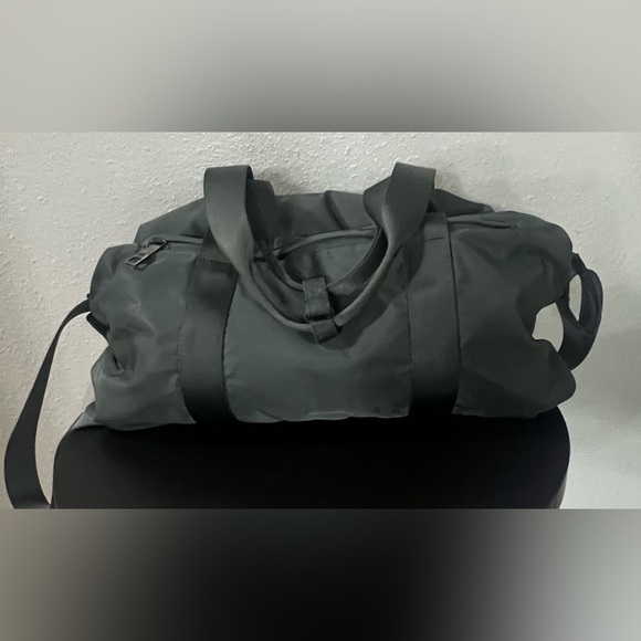 ✨DISCOUNTED✨ Lululemon Fast Track Duffel Gym Travel Beach Bag -  Dark Forest - Picture 16 of 16